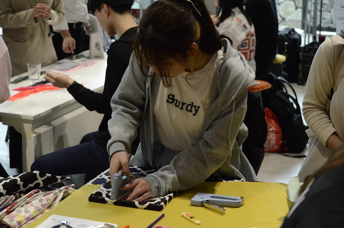 ものづくり体験イベントで工作に取り組む若い女性――現場を体感する学びの場